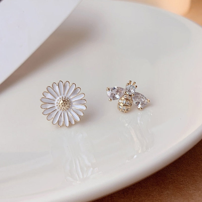 Style Cute Insect Bee Daisy Flower Stud Earrings